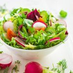 Frischer, knackiger Salat in einer Schüssel