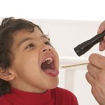 Kind mit Halsschmerzen wird vom Kinderarzt untersucht.