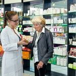 Eine Aptohekerin berät eine ältere Dame zu ihren Medikamenten.