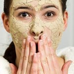 Frau mit grüner Gesichtsmaske