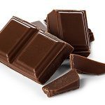 Schokoladenstücke auf weißem Grund