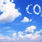 CO2 Symbol aus Wolken am Wolkenhimmel