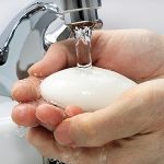 Anstecken erfolgt oft über die Hände. Deshalb Hände waschen: Nach dem Niesen, nach dem Kontakt mit Kranken.
